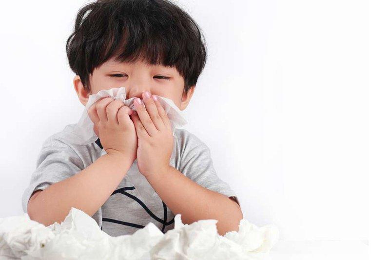 Vì sao trẻ hay bị sổ mũi khi thời tiết thay đổi?- Ảnh 2.
