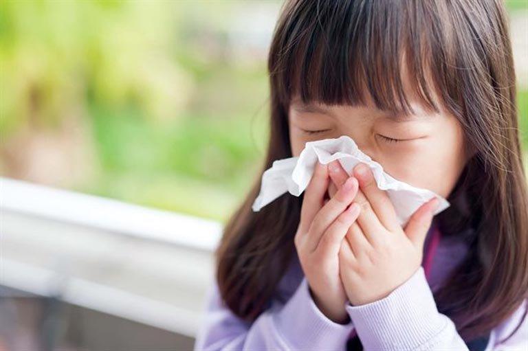 Vì sao trẻ hay bị sổ mũi khi thời tiết thay đổi?- Ảnh 1.