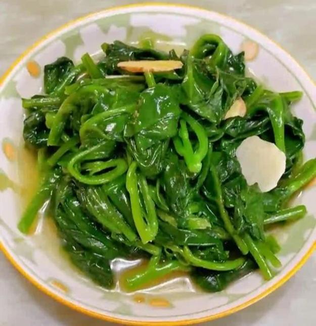 Chàng trai 25 tuổi nhưng sức khỏe xương như người 70 tuổi đã mắc bệnh xương khớp vài chục năm vì loại nước nhiều người phải uống mỗi ngày - Ảnh 3.
