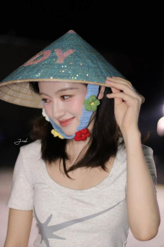 Mỹ nhân bị miệt thị vì nặng đến nỗi bạn diễn bế không nổi: Giờ đẹp phong thần, đội nón lá Việt gấp đôi visual- Ảnh 1.