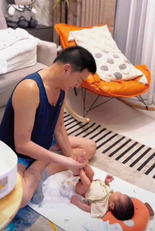 Nam nghệ sĩ cưới mẹ đơn thân kém 37 tuổi: Xây biệt thự 4 tầng làm quà, "cưng vợ như trứng mỏng"- Ảnh 6.