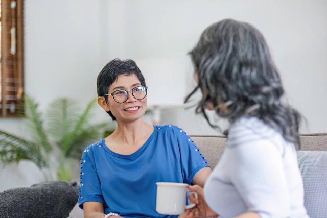 Người phụ nữ 65 tuổi giỏi tài chính đột nhiên nhìn hóa đơn không hiểu, không hiểu những câu chuyện cười, kết quả khám khiến ai cũng bất ngờ- Ảnh 1.