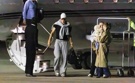 Paparazzi tóm cảnh thánh meme Haaland bước xuống từ máy bay, bạn gái bế con lặng lẽ ở phía sau  - Ảnh 2.