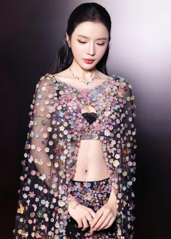 Gương mặt như búp bê sống của LyLy- Ảnh 10.