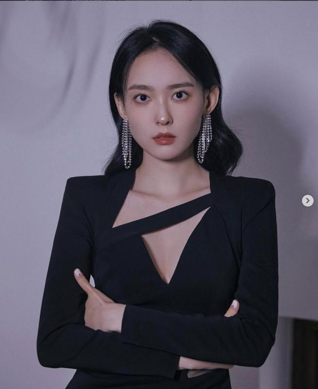 Xuất hiện mỹ nhân chia rẽ cặp đôi Đầu Xuân Tươi Sáng: Đẹp kịch trần sang tới nóc, cành vàng lá ngọc xé truyện bước ra- Ảnh 3.
