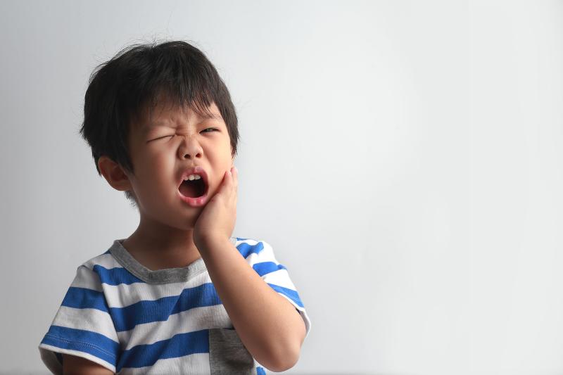 Trẻ không ăn kẹo nhưng vẫn bị sâu răng thì mẹ nên cẩn thận với 4 thói quen  - Ảnh 4.