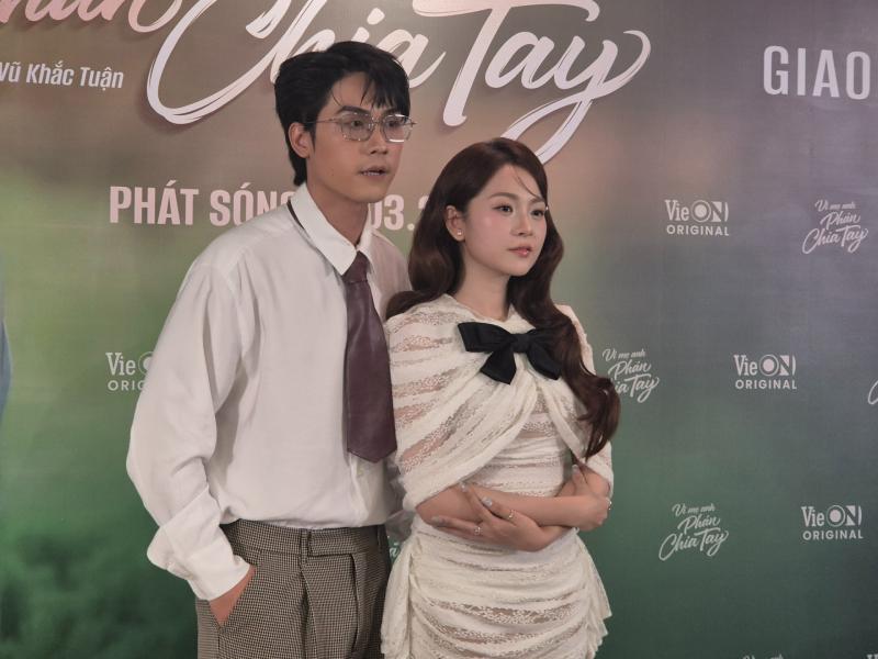 Drama bủa vây nam thần Vbiz vì liên tục tình tứ với bạn diễn: Hết ôm ấp lại nắm tay, netizen khó chịu vô cùng- Ảnh 12.