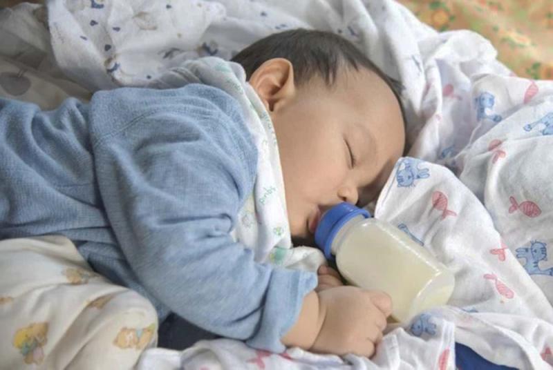 Trẻ không ăn kẹo nhưng vẫn bị sâu răng thì mẹ nên cẩn thận với 4 thói quen  - Ảnh 1.