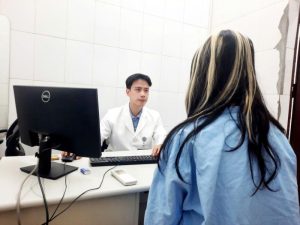 Nữ sinh 15 tuổi liên tục rạch tay sau những đêm thức đến 3h sáng: Bác sĩ chỉ ra điều đáng lo