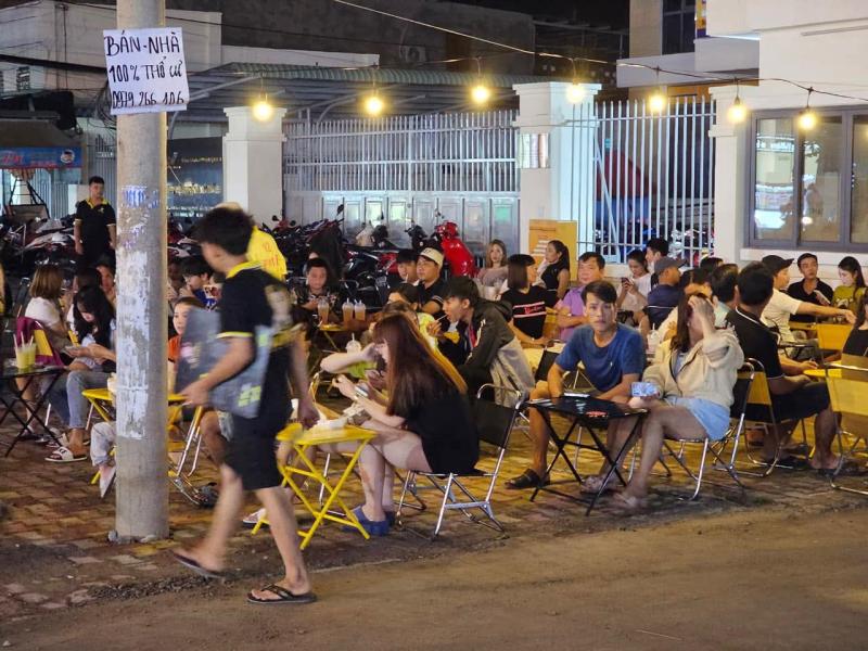 Diễn viên Việt từng đi diễn đám tang, múa lửa kiếm tiền nay mở quán nước ở Đồng Nai- Ảnh 3.