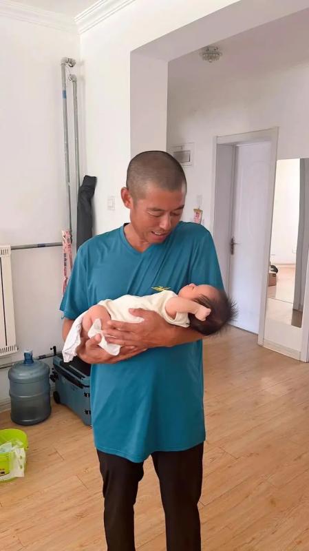 Mẹ hoảng hốt khi phát hiện tã của con gái mới sinh có vệt máu: Vội đưa con đến viện nhưng bác sĩ nói không cần điều trị - Ảnh 1.