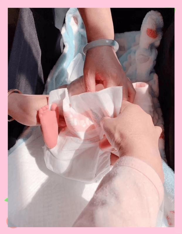 Mẹ hoảng hốt khi phát hiện tã của con gái mới sinh có vệt máu: Vội đưa con đến viện nhưng bác sĩ nói không cần điều trị - Ảnh 3.