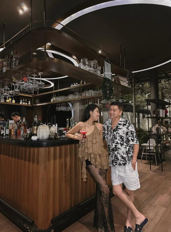 Nam nghệ sĩ cưới mẹ đơn thân kém 37 tuổi: Xây biệt thự 4 tầng làm quà, "cưng vợ như trứng mỏng"- Ảnh 1.