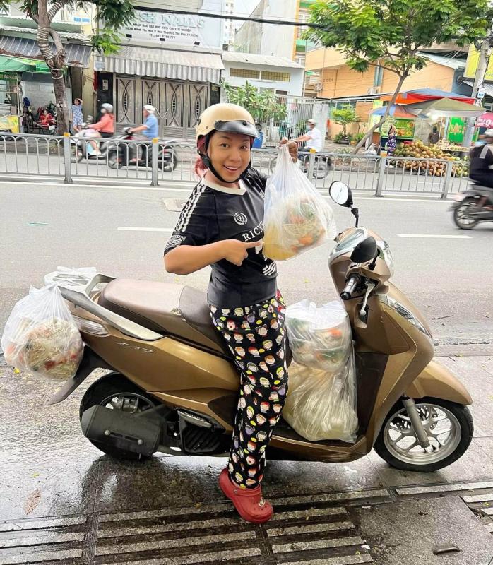 Nữ diễn viên là mẹ đơn thân quê An Giang đi bán cơm, tự đi giao hàng kiếm tiền nuôi con ở TP.HCM- Ảnh 4.