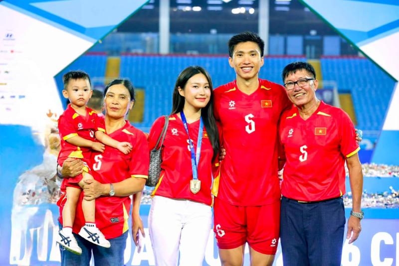 "Cam thường" bóc nhan sắc đời thực của Doãn Hải My: Xinh hơn ảnh tự đăng, cùng Văn Hậu mừng vô địch siêu cúp rồi đưa con về quê chồng nghỉ lễ- Ảnh 2.