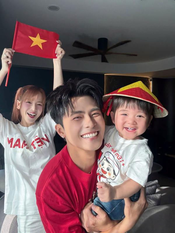 Việt Nam có ca sĩ “bố bỉm sữa" vợ đẹp con ngoan vạn người mê, vừa xuất hiện diện mạo cực khác lạ- Ảnh 9.