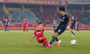 Văn Hậu đối diện án phạt sau cú đạp khiến Doãn Ngọc Tân chấn thương