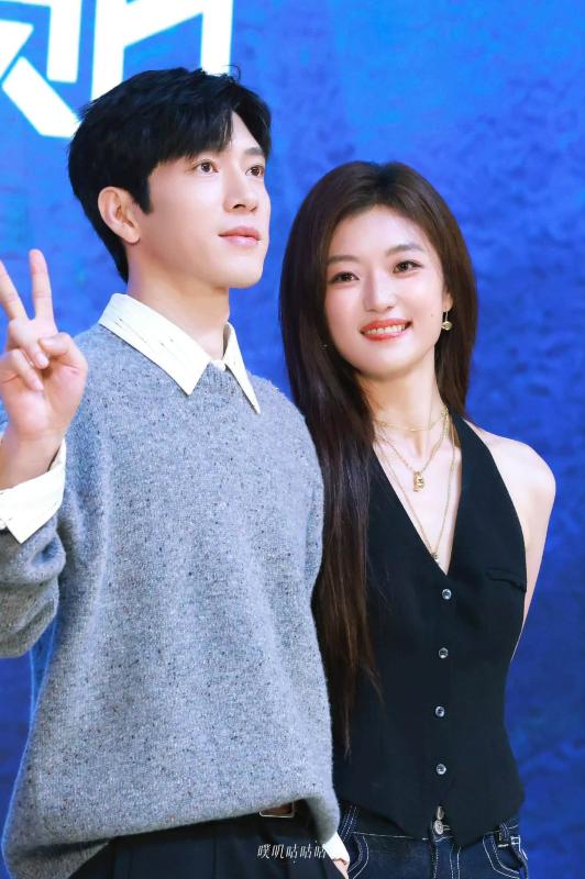 Một khi cặp đôi này đứng cạnh nhau thì thế gian chỉ còn lại nhan sắc: Công chúa và hoàng tử giữa thời hiện đại- Ảnh 1.