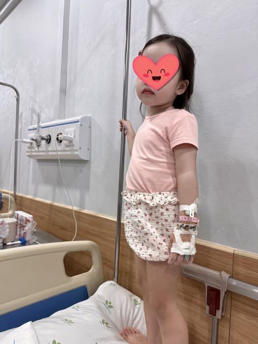 Sau đêm ôm con ở viện vì viêm phổi do RSV, mẹ trẻ chia sẻ: Đừng chủ quan ngay cả khi con vẫn ăn uống và chơi bình thường - Ảnh 1.