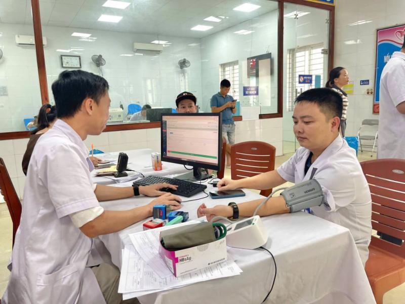 Xúc động hàng trăm người sẵn sàng hiến máu cứu bé lớp 3 bị cổng làng đè đứt rời bàn tay- Ảnh 1.