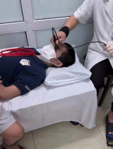 Bé 13 tuổi bị vỡ nhãn cầu chỉ sau một cú bật ô để che mưa trong ngày mưa bão 17/9