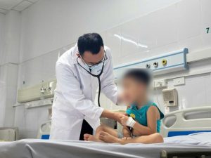 Trẻ sốt 40 độ vì Adenovirus, bác sĩ cảnh báo điều cha mẹ dễ bỏ qua
