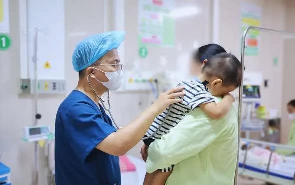 Cảnh báo: Trẻ 2 tuổi thiếu máu nặng sau khi ăn lá lộc mại chữa táo bón - Ảnh 1.