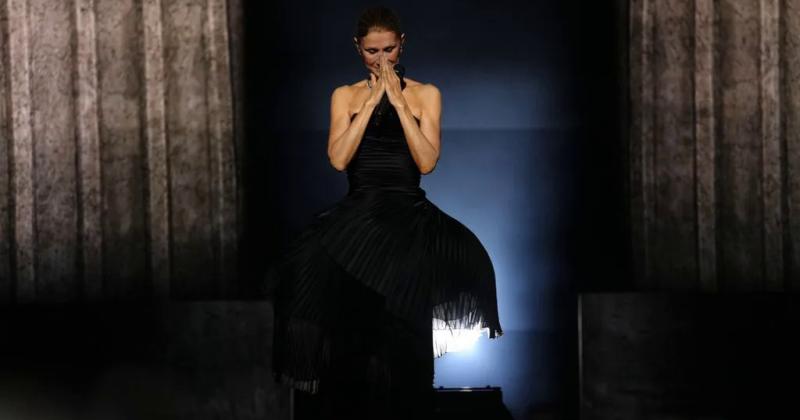 Celine Dion khiến người hâm mộ vỡ òa trong buổi hòa nhạc tái xuất - Ảnh 1.