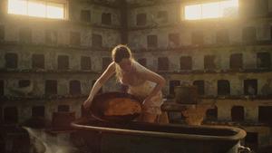 Cảnh phim 18+ của mỹ nhân gợi cảm nhất Hollywood hút 446 triệu view, xem xong phải kiếm bản đầy đủ liền - Ảnh 5.