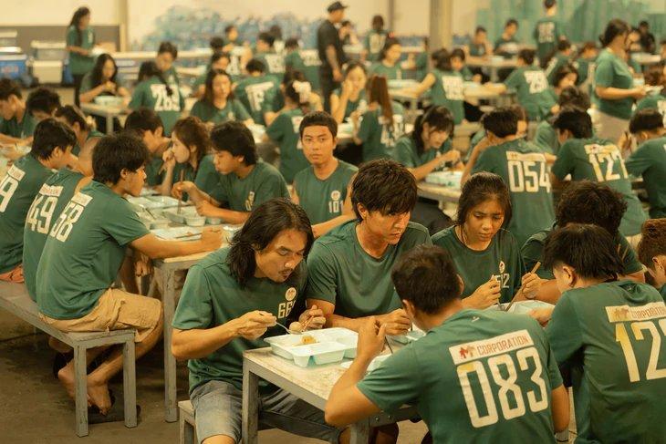 Trại Buôn Người: Đầu chuột đuôi voi, tàn nhẫn đến nghẹt thở nhưng phim hành động sinh tồn chỉ cần thế này thôi!- Ảnh 3.