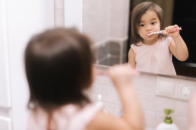 Trẻ không ăn kẹo nhưng vẫn bị sâu răng thì mẹ nên cẩn thận với 4 thói quen  - Ảnh 3.