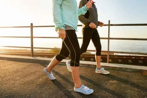 Bị gout, đi bộ mỗi ngày có giúp hạ axit uric? - Ảnh 1.