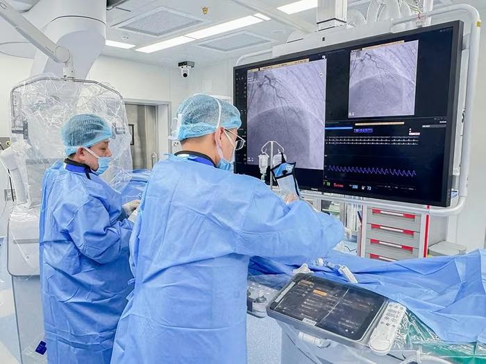 Chạy đua với thời gian, cứu sống 2 bệnh nhân nhồi máu cơ tim tại Phú Quốc - Ảnh 1.