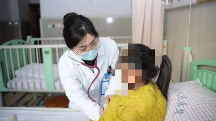 Bé gái sốt 39,3 độ C suốt 2 ngày, nhập viện mới phát hiện thủ phạm là 1 miếng băng cá nhân- Ảnh 1.