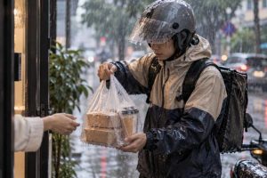 Thực phẩm bị nước mưa ngấm vào có ăn được không? Bác sĩ chỉ rõ thứ nên bỏ ngay