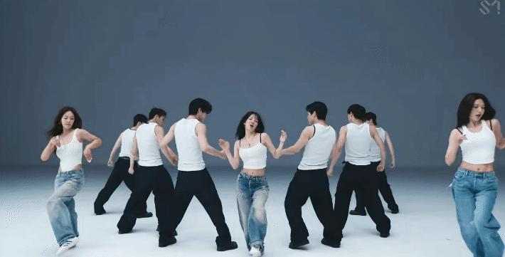 3 mỹ nhân tung chiêu làm náo loạn showbiz, “trò đùa” đẳng cấp 20 năm chuẩn "gừng càng già càng cay"!- Ảnh 2.