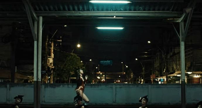 Lisa (BLACKPINK) lại kiệm vải hết nấc, biến Bangkok thành sàn diễn triệu đô- Ảnh 5.