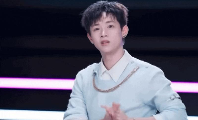 Nam ca sĩ Việt bật khóc khi bị chê nhạc dở- Ảnh 1.