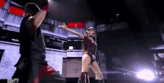 Lisa đốt mắt táo bạo bên trai đẹp, mang đặc sản Thái Lan “cháy phố” tưng bừng ở VMAs 2026- Ảnh 4.