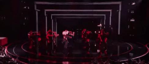 Lisa đốt mắt táo bạo bên trai đẹp, mang đặc sản Thái Lan “cháy phố” tưng bừng ở VMAs 2026- Ảnh 3.
