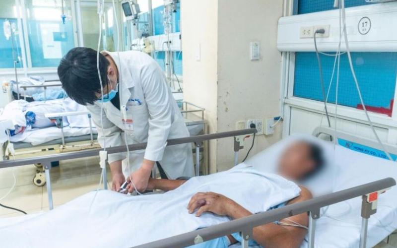 Đang cắt cỏ trong vườn, người đàn ông 44 tuổi bị con rắn màu xanh cắn vào tay - Ảnh 1.