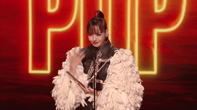 Lisa (BLACKPINK) lên đồ "chặt chém" đến VMAs 2026 rồi nhẹ nhàng làm nên lịch sử- Ảnh 4.