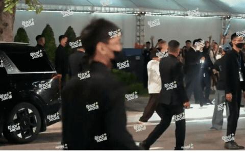 "Tóm dính" Sơn Tùng sau sự kiện tại Hà Nội: Được dàn vệ sĩ vây kín, 1 hành động đặc biệt lộ thái độ- Ảnh 1.