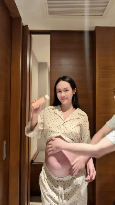 Vũ Thúy Quỳnh được thiếu gia Đức Phạm dành đặc quyền khi bầu bí - Ảnh 1.