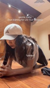Ca sĩ Việt sắp làm tour tại Mỹ vừa tập thể dục vừa hát live êm ru, thực lực chuẩn "con nhà nòi"