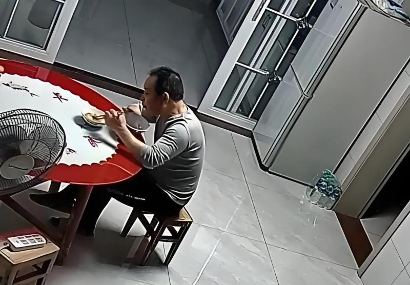 Mỗi tháng gom góp hơn 38 triệu đồng nuôi con du học, người cha 51 tuổi bị con gái công khai bêu riếu chỉ vì 1,5 triệu đồng - Ảnh 1.