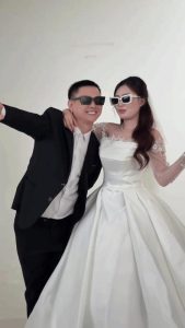 Hoài Lâm hôn Ngọc Trinh khi đi chụp ảnh cưới