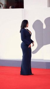 Cú hất tóc hút chục triệu views của Georgina – vợ Ronaldo trên thảm đỏ LHP Venice, xứng danh nàng WAGs quyền lực và chịu chơi nhất thế giới