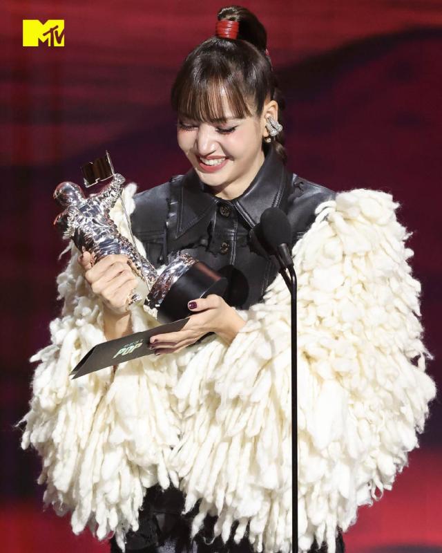Lisa (BLACKPINK) lên đồ "chặt chém" đến VMAs 2026 rồi nhẹ nhàng làm nên lịch sử- Ảnh 5.