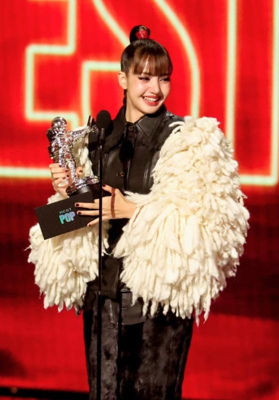 Lisa (BLACKPINK) bị nghi mua giải- Ảnh 5.